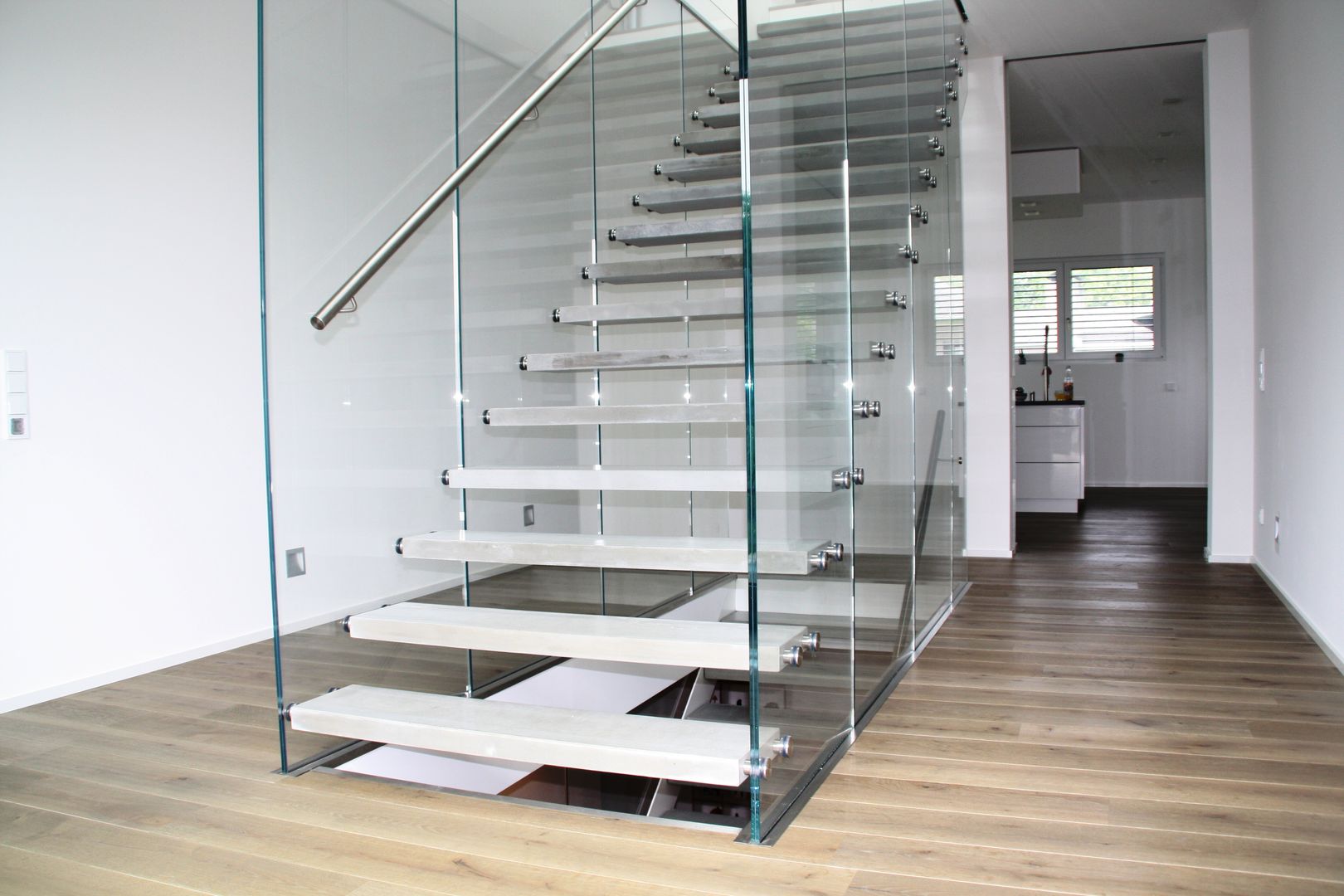 Glastragende Treppe mit Betondesignstufen, lifestyle-treppen.de lifestyle-treppen.de Коридор Бетон