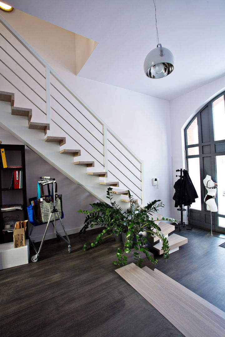 Mittelholmtreppe Erfurt, lifestyle-treppen.de lifestyle-treppen.de Modern corridor, hallway & stairs Wood Wood effect