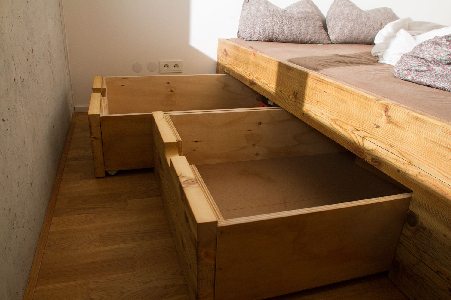 Two Big Drawers, BjørnKarlsson Furniture BjørnKarlsson Furniture ห้องนอน เตียงนอนและหัวเตียง