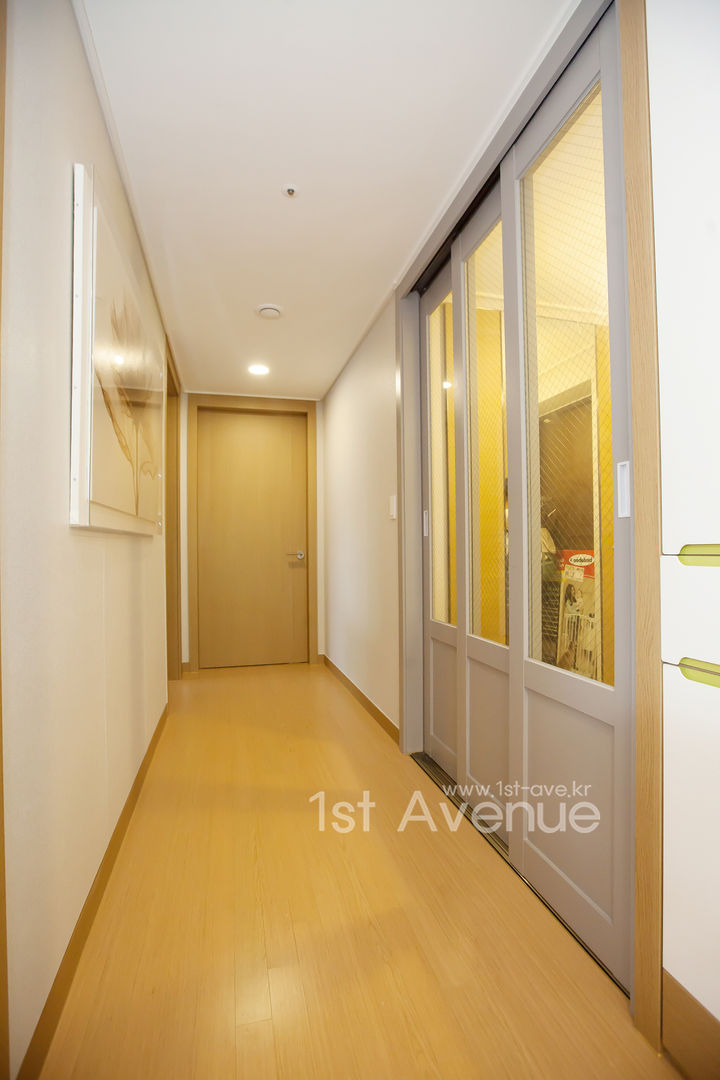 개성있는 침실이 있는 왕십리 인테리어, 퍼스트애비뉴 퍼스트애비뉴 Modern corridor, hallway & stairs