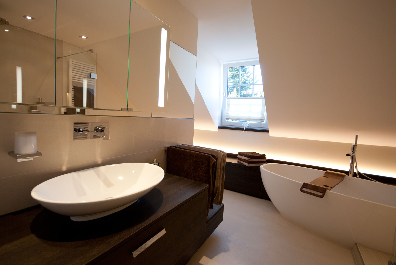 homify Modern bathroom