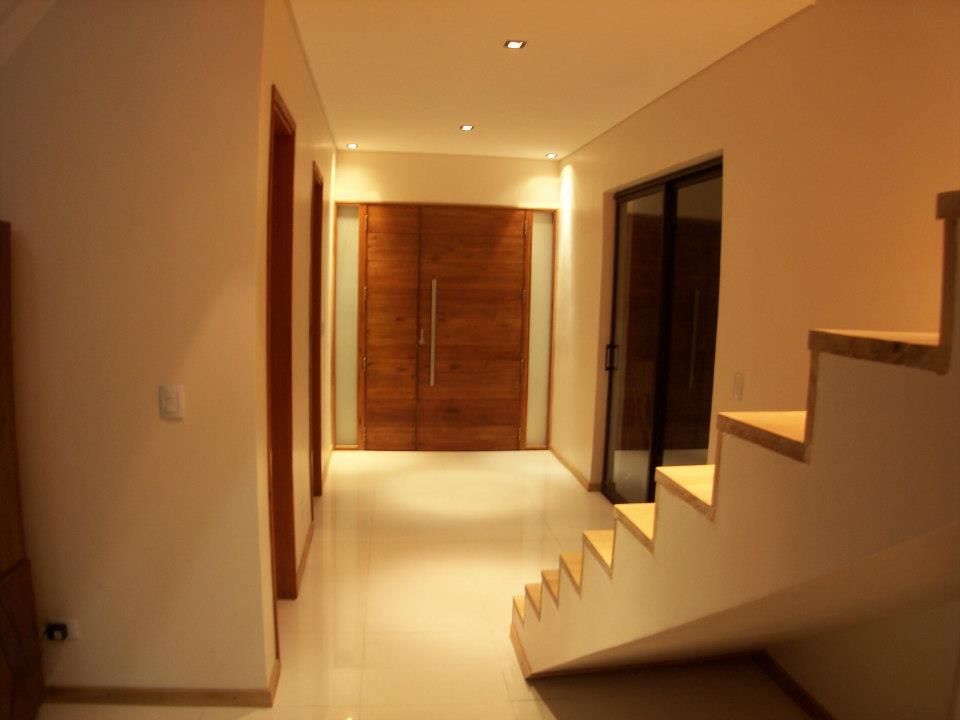 homify Classic style corridor, hallway and stairs