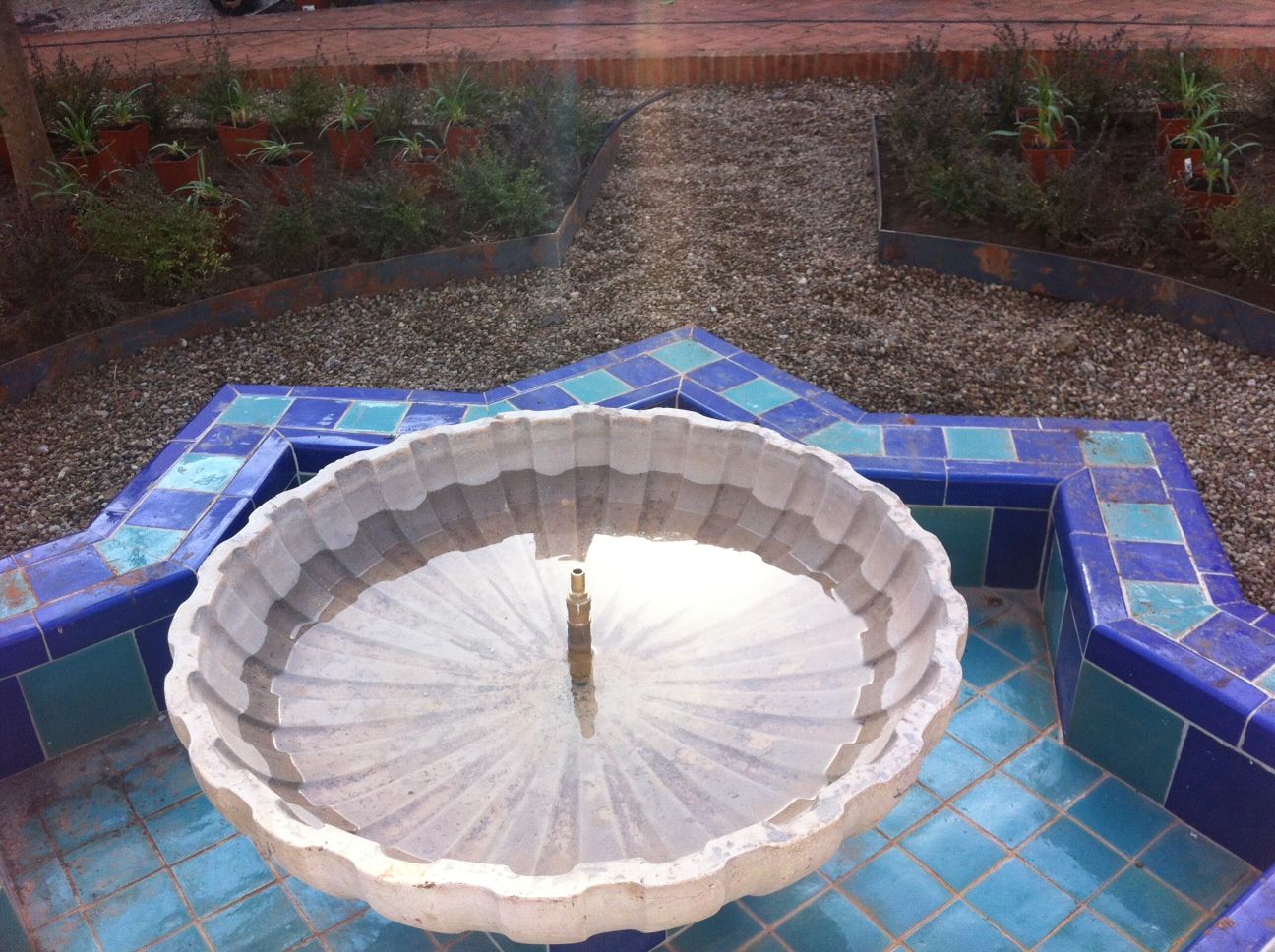 Un jardín de inspiración hispanoislámica en el corazón de Cáceres, Irati Proyectos Irati Proyectos Eclectic style garden Tiles