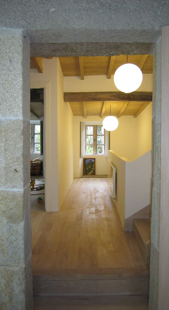 Rehabilitación de vivienda rural tradicional en Negreira - Brión, Ezcurra e Ouzande arquitectura Ezcurra e Ouzande arquitectura Country style corridor, hallway& stairs