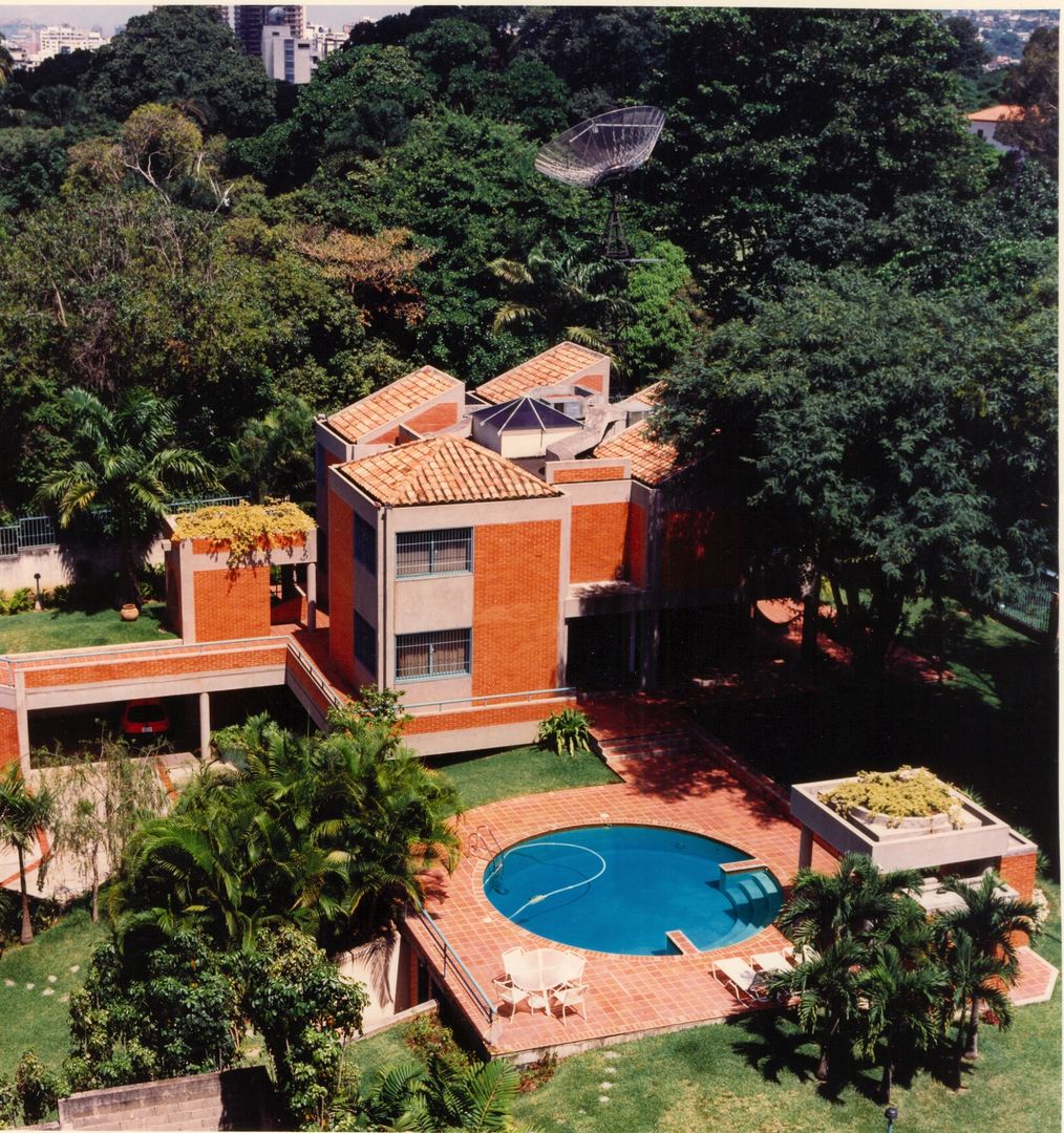 Vista de la fachada oeste y sector piscina. OMAR SEIJAS, ARQUITECTO Casas tropicales