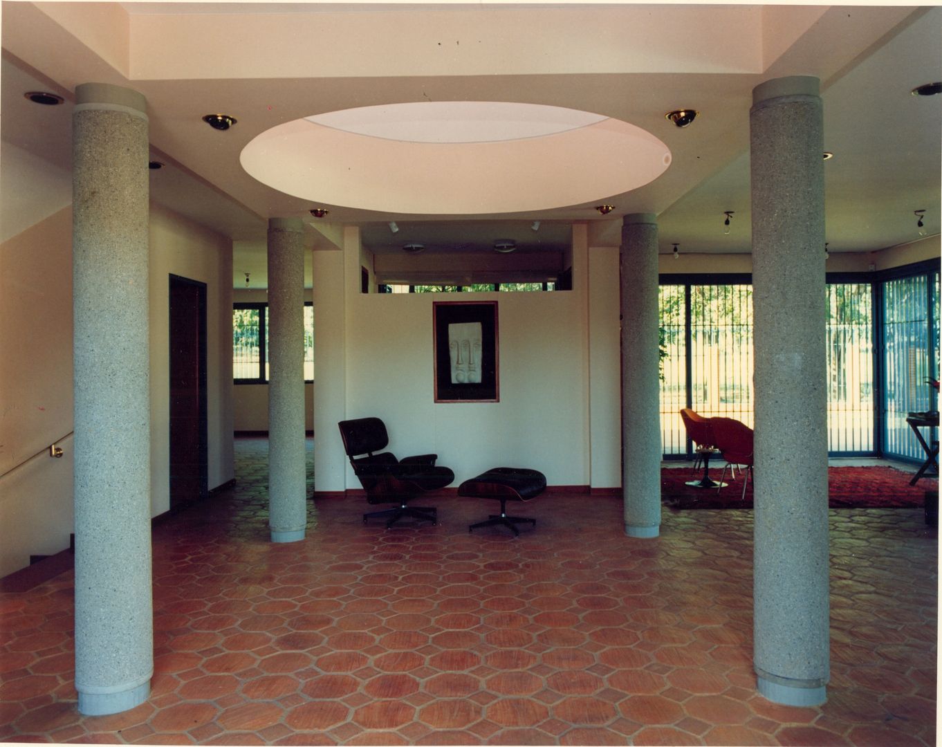 Patio de columnas OMAR SEIJAS, ARQUITECTO Pasillos, vestíbulos y escaleras de estilo tropical