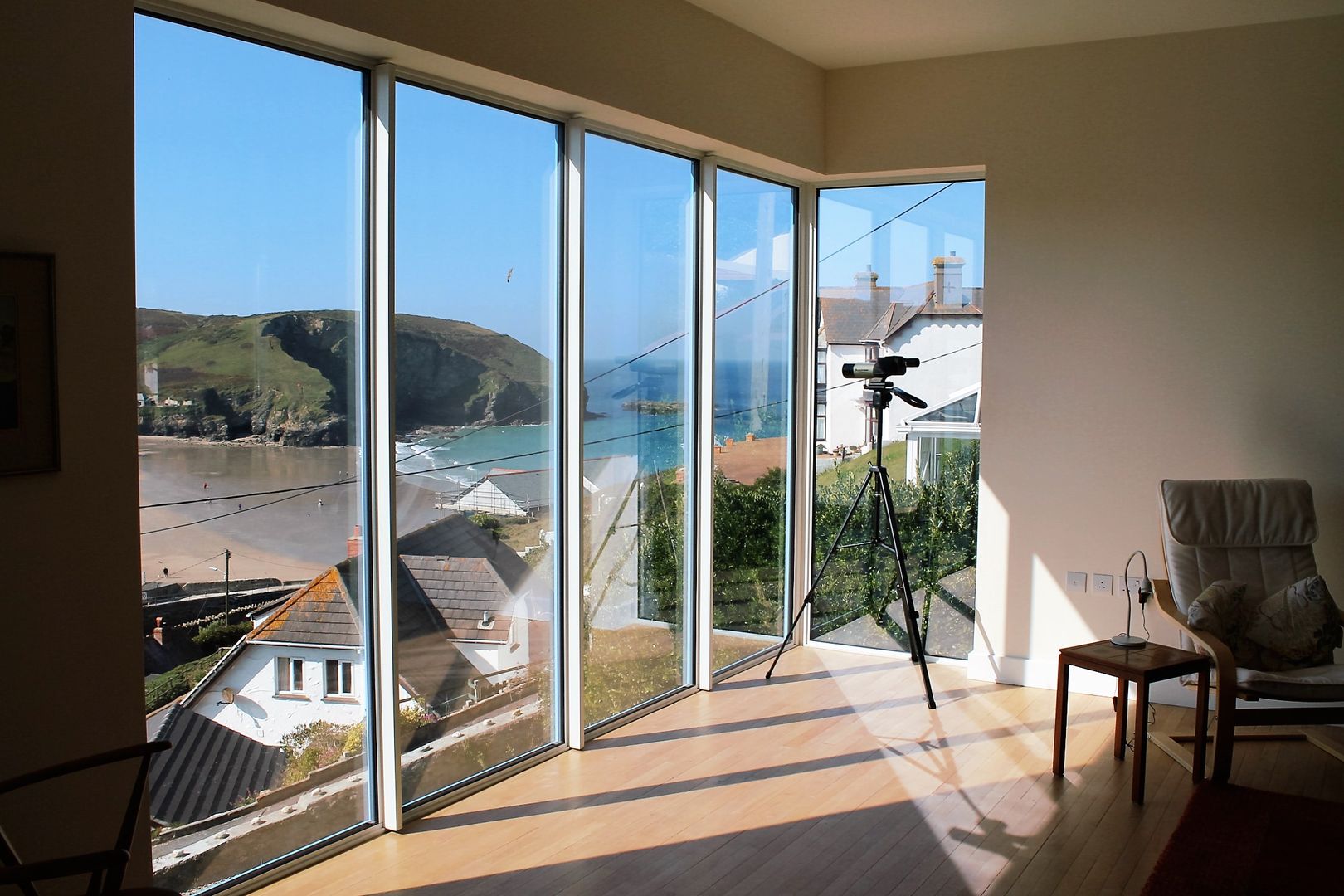 Main house view from upper storey Living Room corner window Rovano Architecture & Design Ltd モダンデザインの リビング