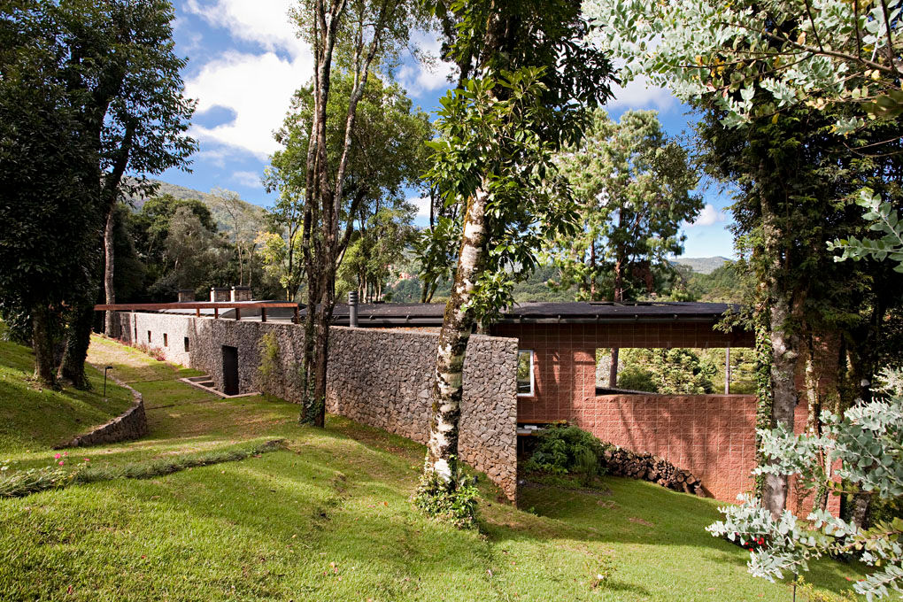 Casa Joaci de Oliveira, Enrico Benedetti Arquitetos Enrico Benedetti Arquitetos منازل