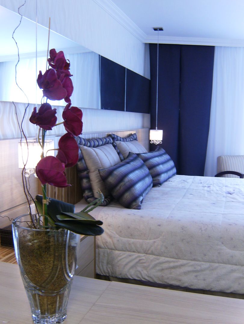 quarto do casal- bege, lilás e roxo Mariana Von Kruger Eclectic style bedroom