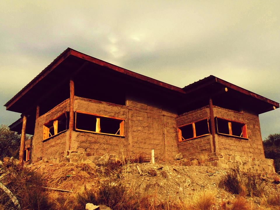 CASA DE LA COLINA bioma arquitectos asociados Casas de estilo rural Arenisca