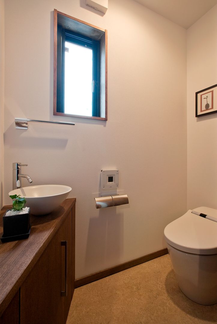 新田の家, 空間設計室/kukanarchi 空間設計室/kukanarchi Modern style bathrooms