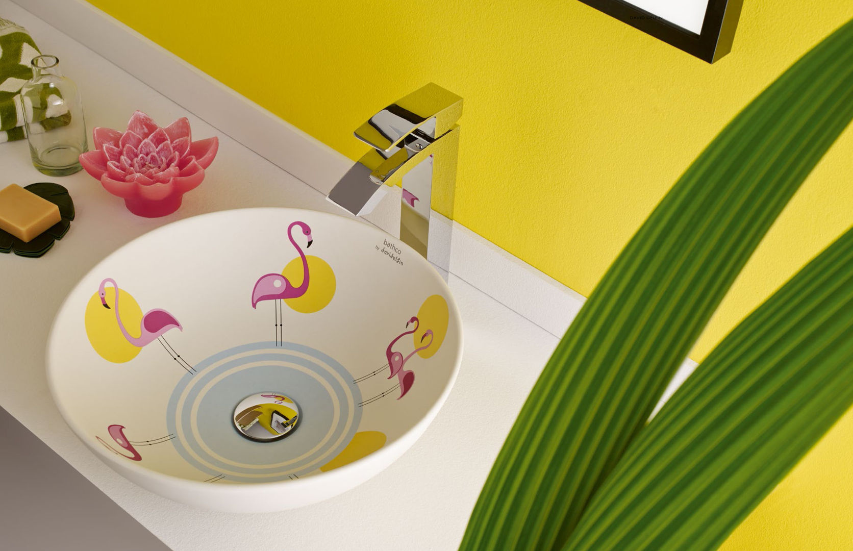 Lavabo Sicilia crudo con estampado Pink Flamingos de David Delfin BATHCO Baños de estilo moderno Porcelana Lavabos