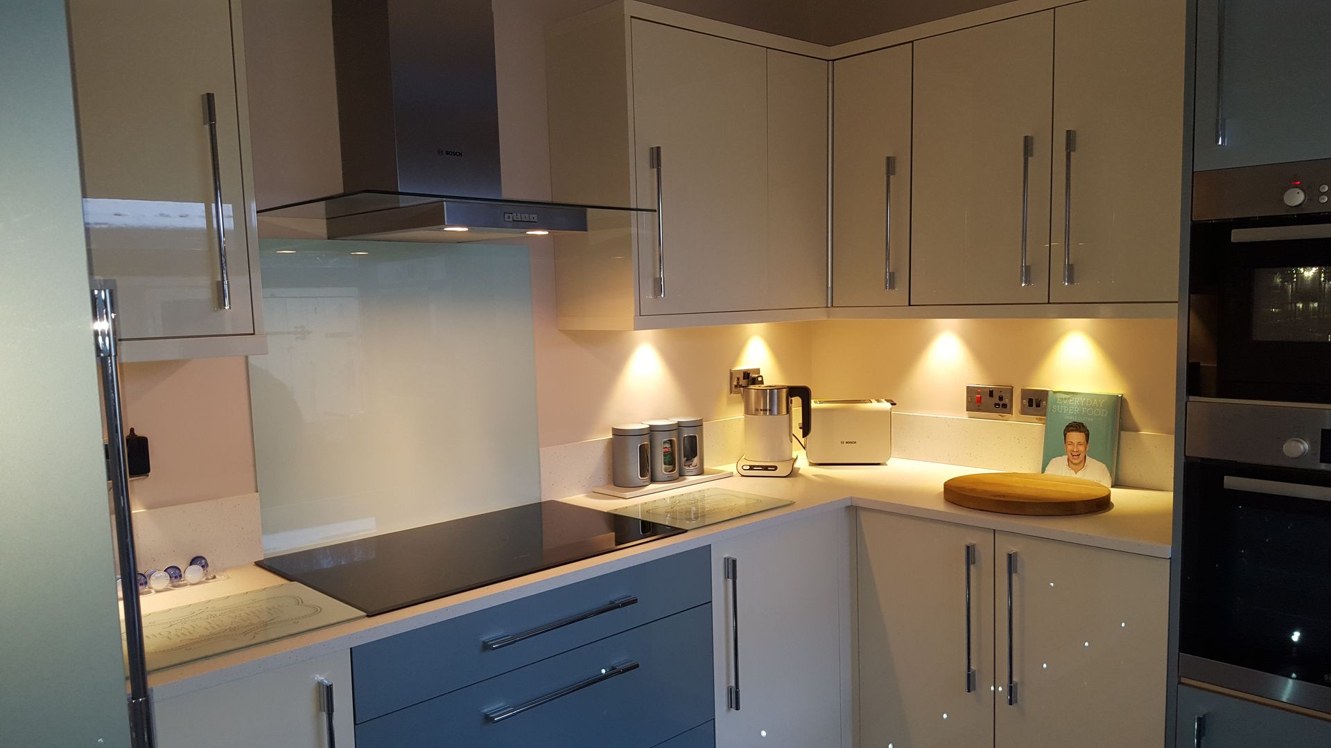 Blue & Cream Gloss Kitchen, Aberdare, South Wales, Hitchings & Thomas Ltd Hitchings & Thomas Ltd Modern Mutfak