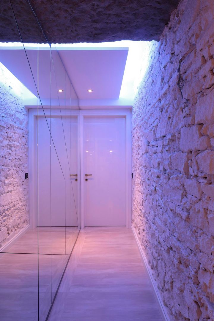 villa Toscana, MICHELE VOLPI STUDIO INTERIOR DESIGN MICHELE VOLPI STUDIO INTERIOR DESIGN Modern corridor, hallway & stairs