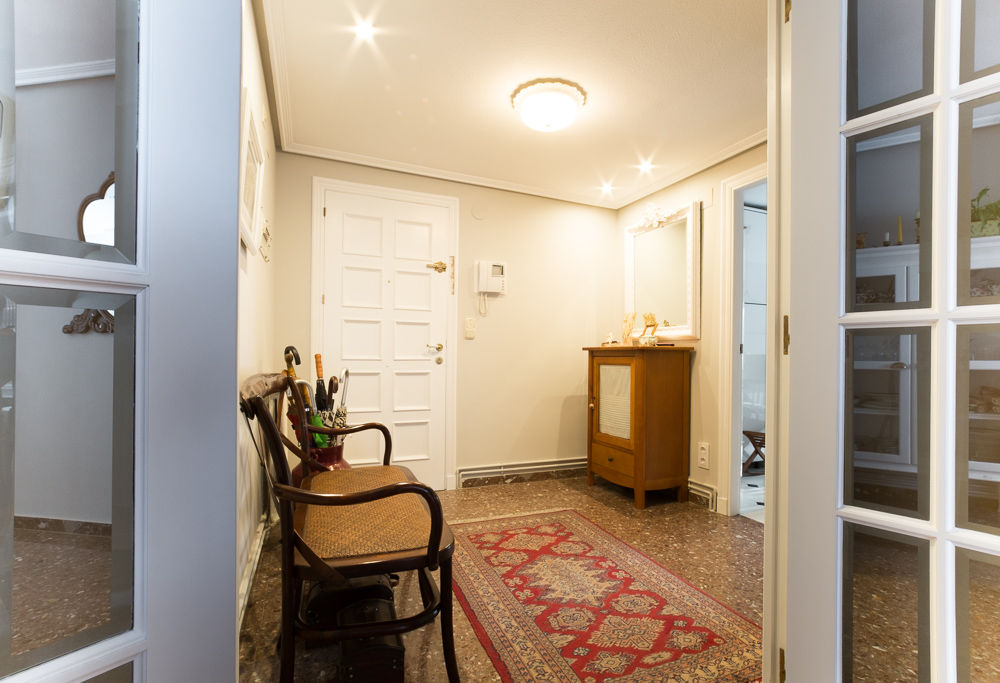 Fotografía inmobiliaria, Marca de Casa Marca de Casa Classic style corridor, hallway and stairs Wood Wood effect