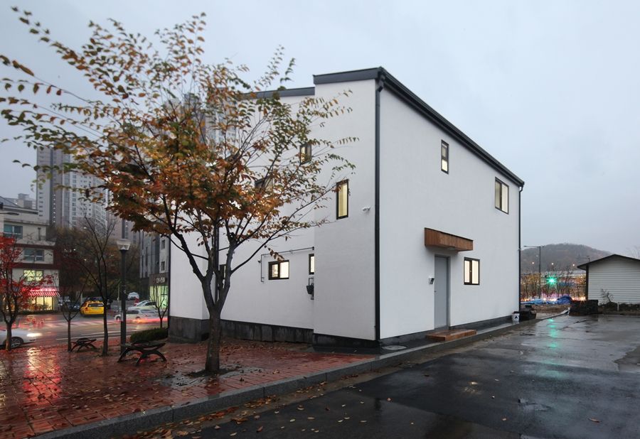 모던 심플한 스타일의 듀플렉스형 주택 [용인 상현동], 윤성하우징 윤성하우징 Casas estilo moderno: ideas, arquitectura e imágenes