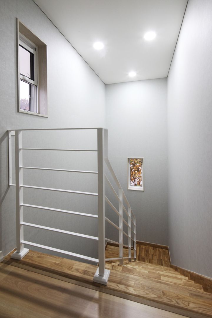 모던 심플한 스타일의 듀플렉스형 주택 [용인 상현동], 윤성하우징 윤성하우징 Pasillos, vestíbulos y escaleras modernos