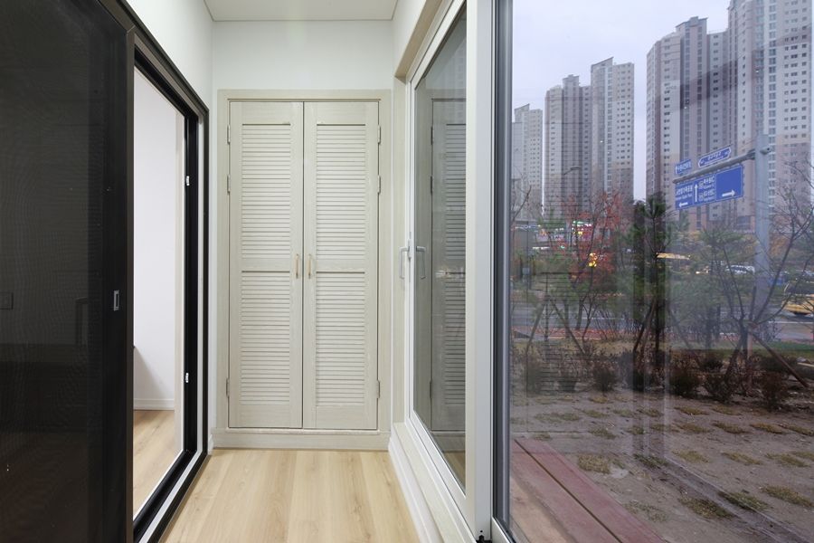 모던 심플한 스타일의 듀플렉스형 주택 [용인 상현동], 윤성하우징 윤성하우징 Balcones y terrazas de estilo moderno