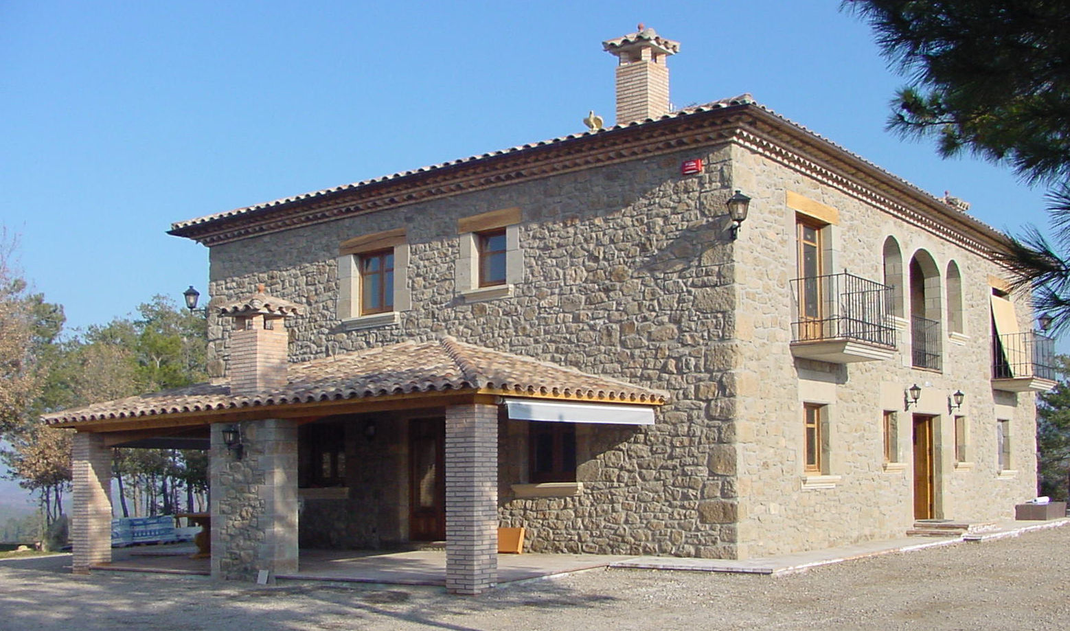 Casa de turismo rural en la Torre d'Oristà (Barcelona), ALENTORN i ALENTORN ARQUITECTES, SLP ALENTORN i ALENTORN ARQUITECTES, SLP Nhà phong cách mộc mạc Cục đá
