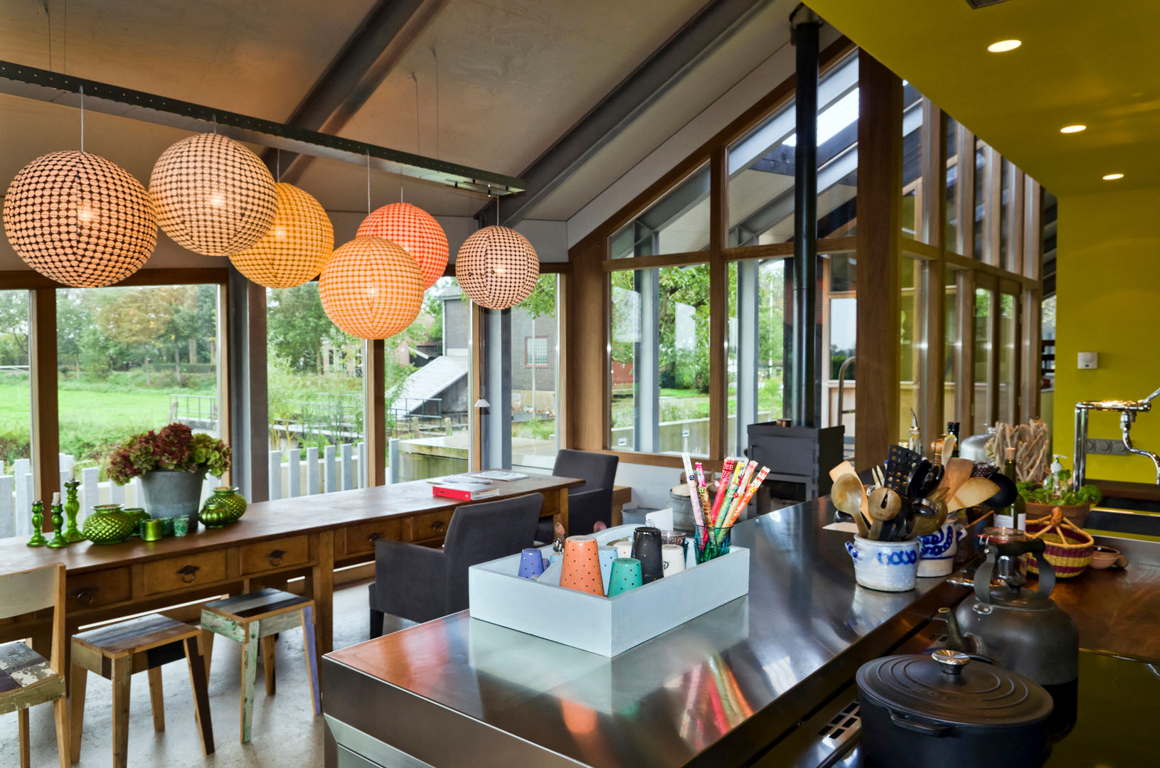 Schuurwoning Loenen aan de Vecht, Kwint architecten Kwint architecten Landelijke keukens Tafel,Eigendom,Bank,Interieur ontwerp,Stoel,Kamerplant,architectuur,Keuken,Plant,aanrecht: