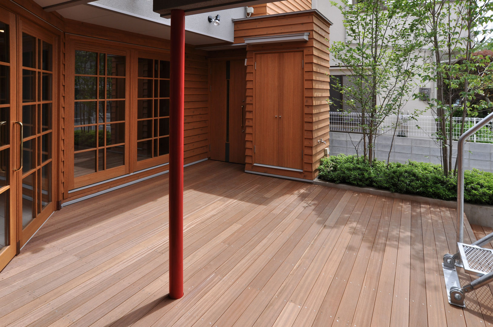 所沢の家, （株）独楽蔵 KOMAGURA （株）独楽蔵 KOMAGURA Balcones y terrazas modernos: Ideas, imágenes y decoración