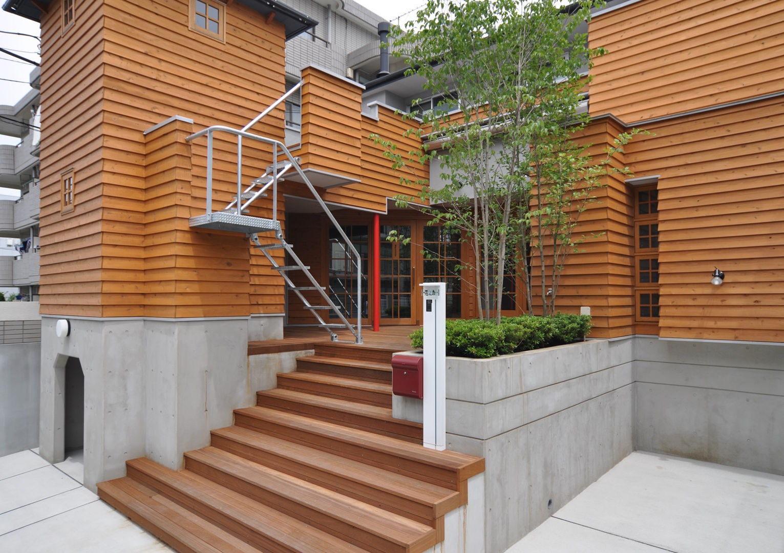 所沢の家, （株）独楽蔵 KOMAGURA （株）独楽蔵 KOMAGURA Modern Corridor, Hallway and Staircase