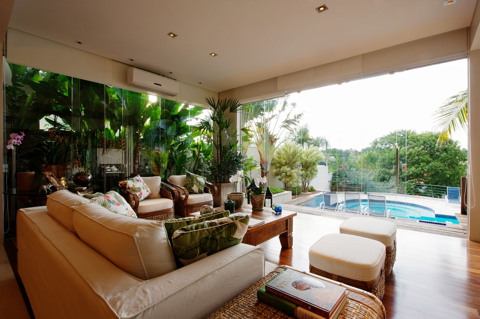 Living Tropical Régua Arquitetura Salas de estar modernas