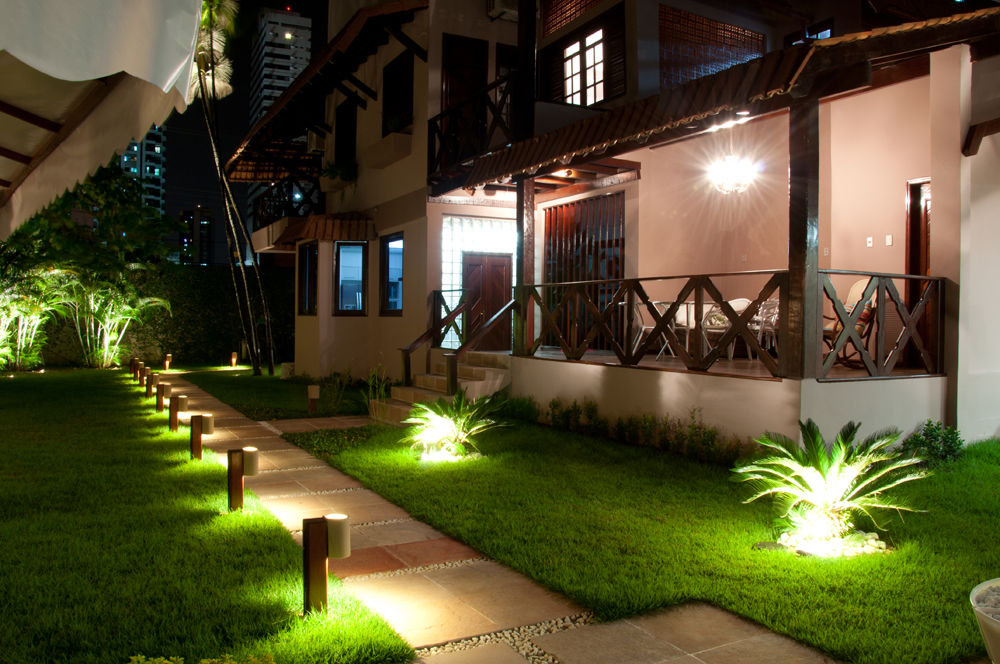 Res. Umarizal, L+A Arquitetura de iluminação L+A Arquitetura de iluminação Jardines de estilo rural