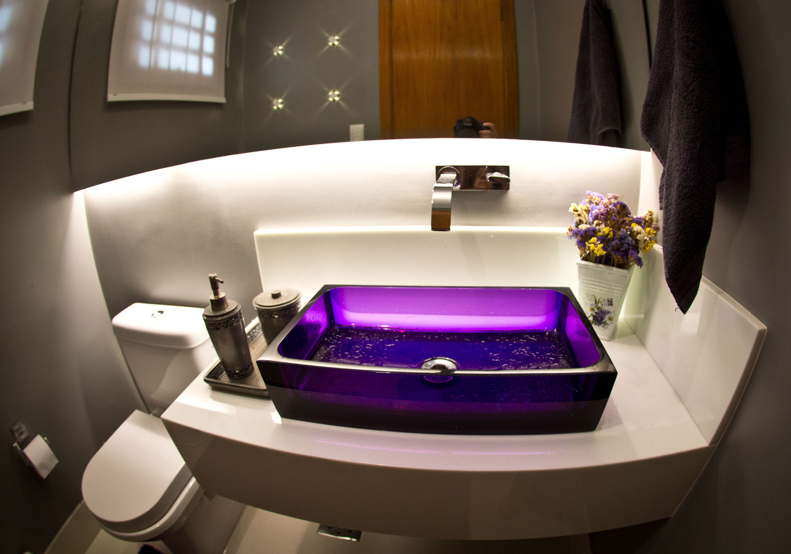 Lavabo cinza e roxo - Residência Tristeza, INOVA Arquitetura INOVA Arquitetura 現代浴室設計點子、靈感&圖片