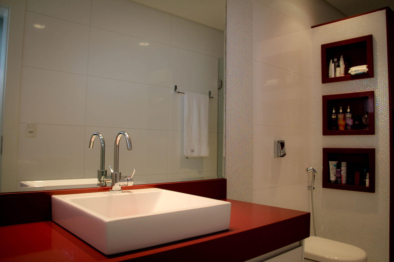 Residência Primavera, Andrea F. Bidóia Arquiteta Andrea F. Bidóia Arquiteta Modern style bathrooms