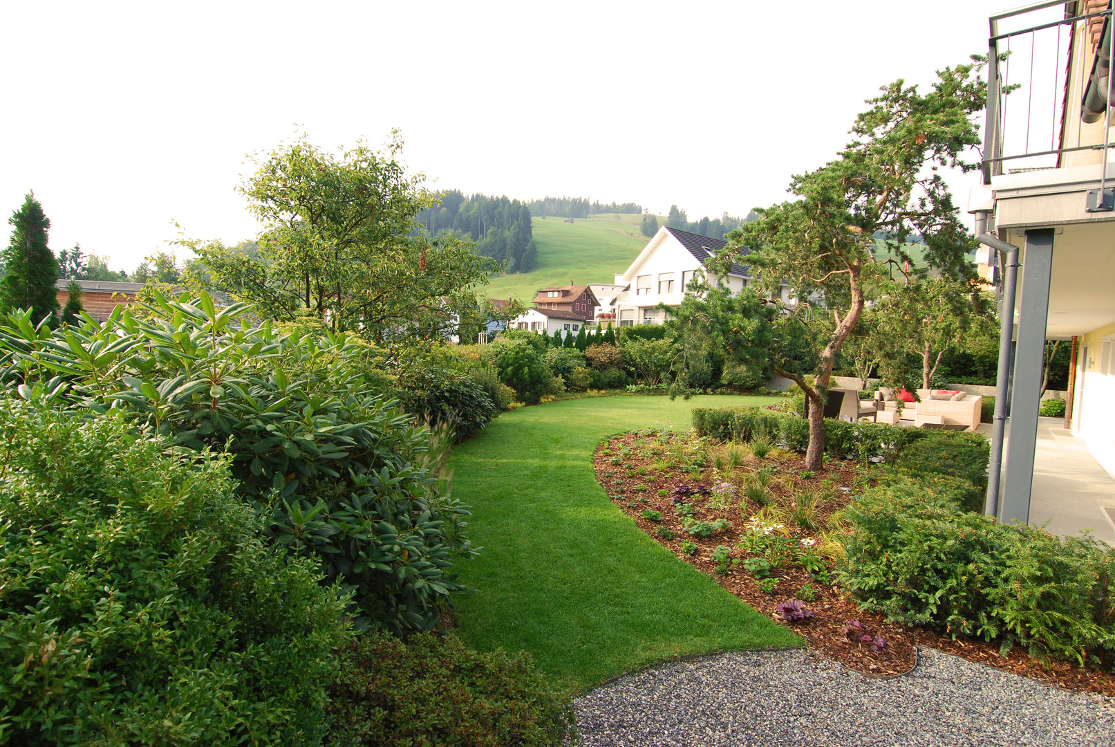 Eingebettet in die Voralpen, Lustenberger Schelling Landschaftsarchitektur Lustenberger Schelling Landschaftsarchitektur 모던스타일 정원