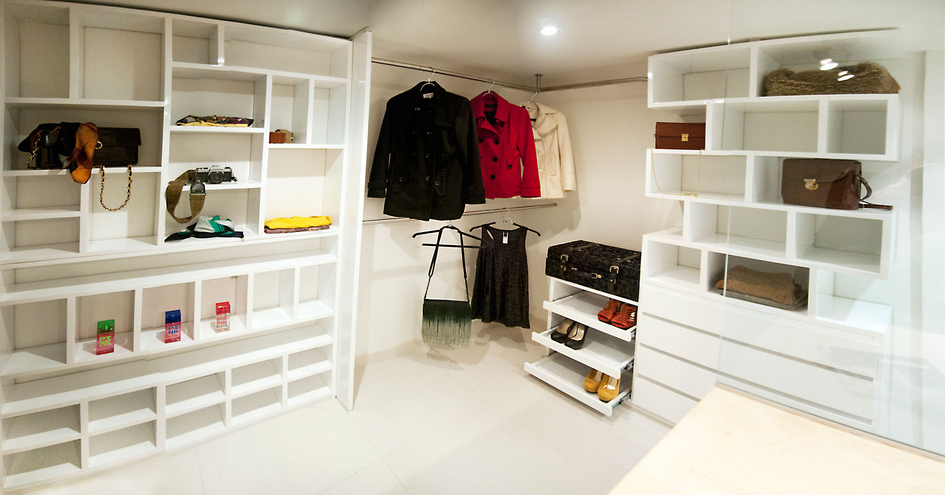 Walk In Closet, Redesign Studio Redesign Studio モダンデザインの ドレッシングルーム 木 木目調