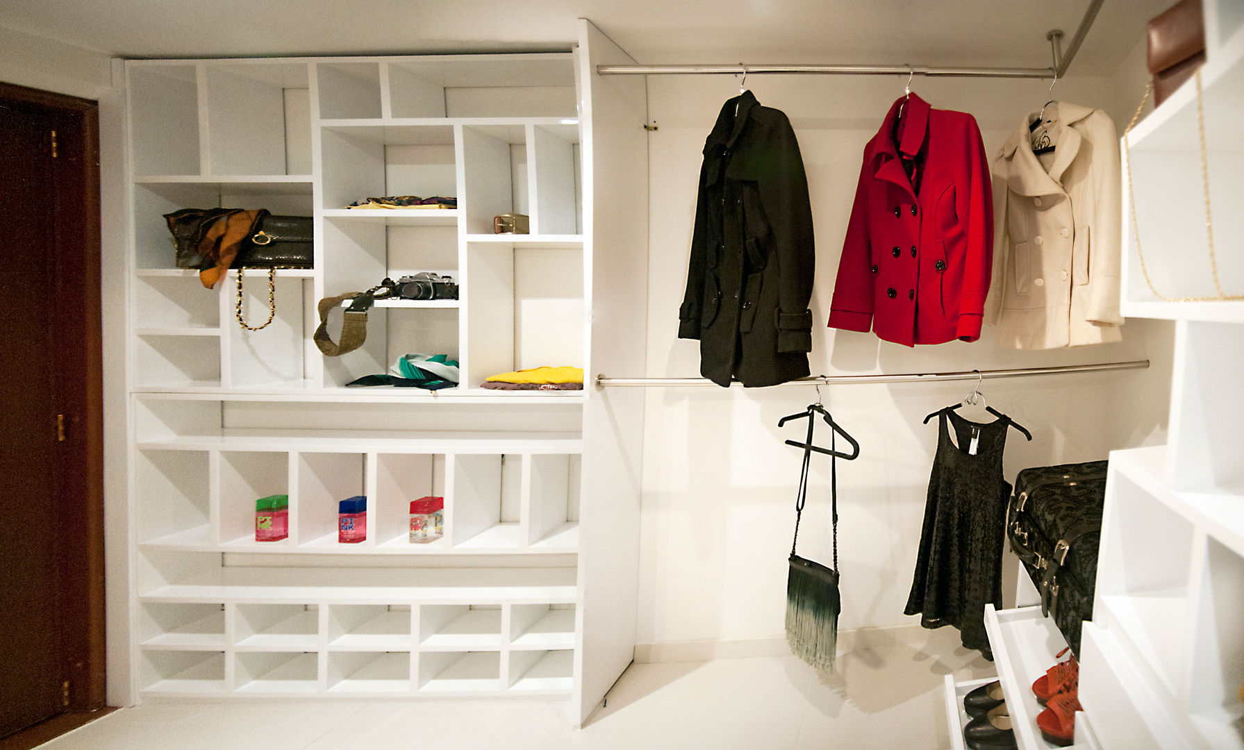 Walk In Closet, Redesign Studio Redesign Studio Modern Giyinme Odası Ahşap Ahşap rengi