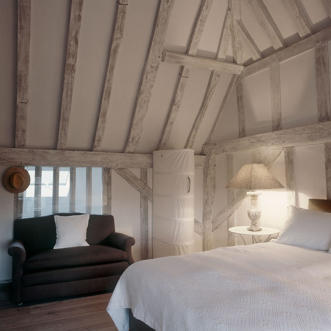 The Master bedroom at ​the Old Hall in Suffolk Nash Baker Architects Ltd Nowoczesna sypialnia Drewno O efekcie drewna