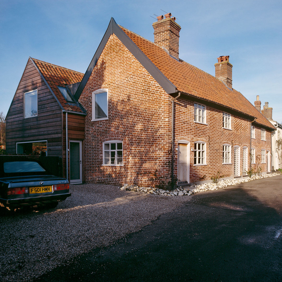 Exterior of the Old Hall in Suffolk Nash Baker Architects Ltd Casas modernas Ladrillos