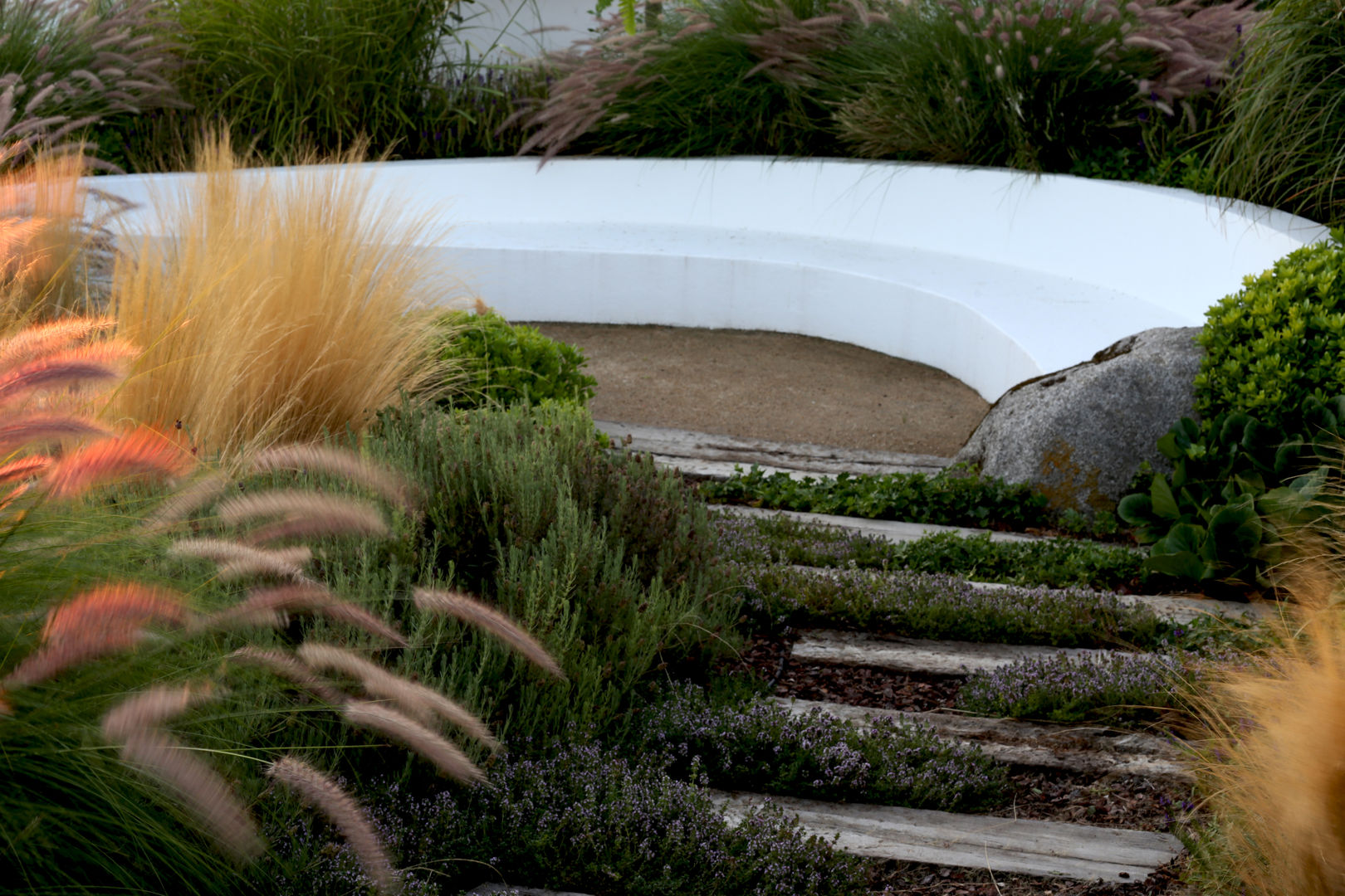 Banco ondulado com vista ao campo, Atelier Jardins do Sul Atelier Jardins do Sul 庭院