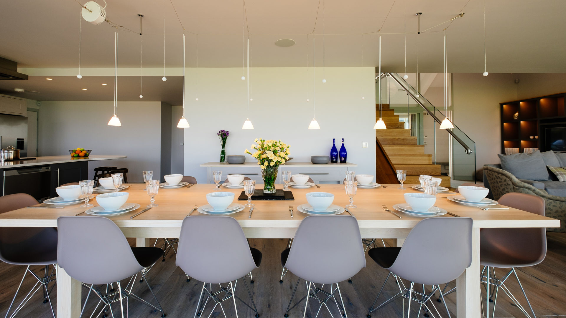 Dining table Perfect Stays Modern dining room