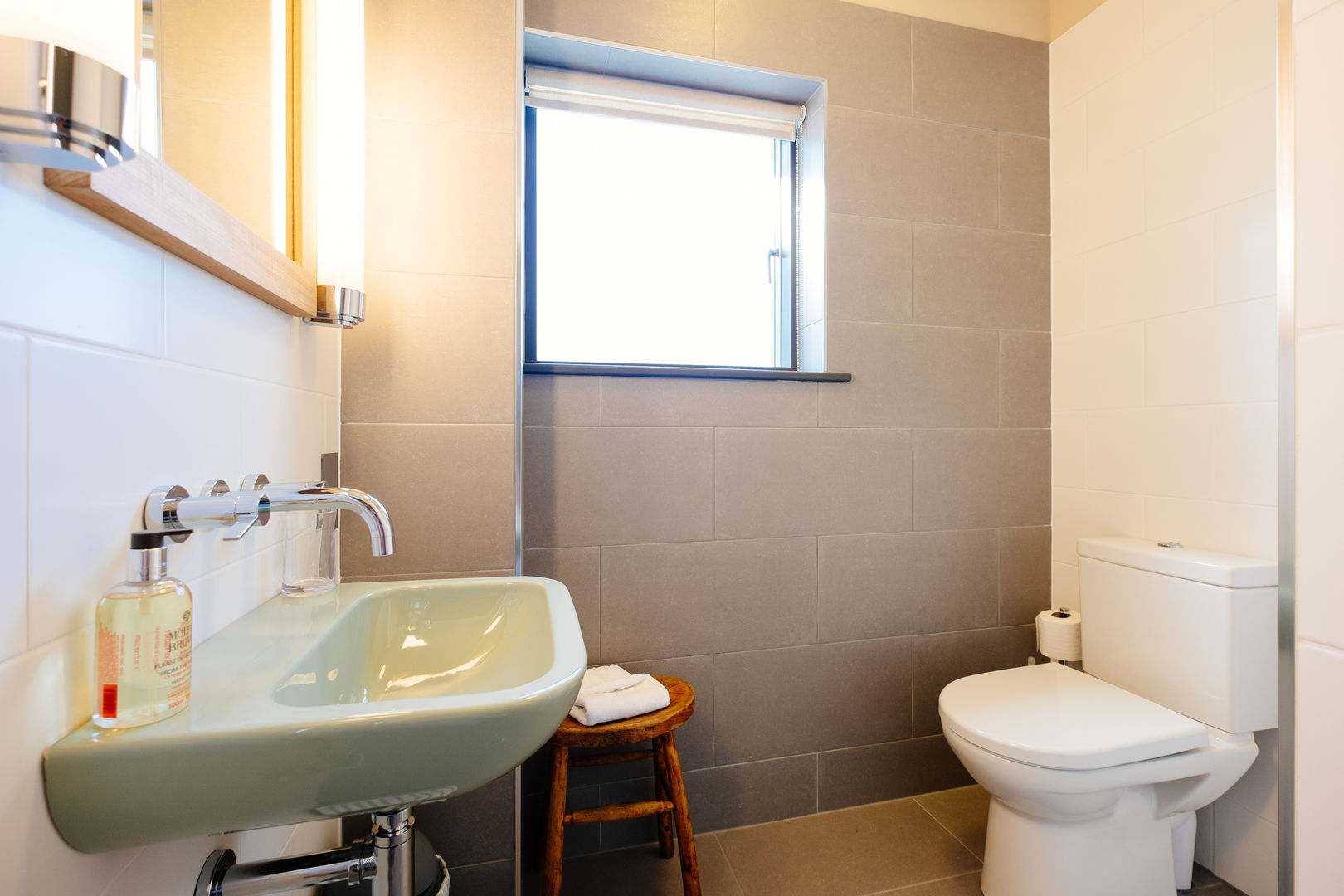 Shower room Perfect Stays Modern bathroom