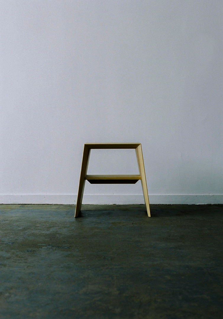 AISU STOOL, ROIRO (ロイロ 株式会社) ROIRO (ロイロ 株式会社) Minimalistyczny salon Drewno O efekcie drewna Stołki i taborety