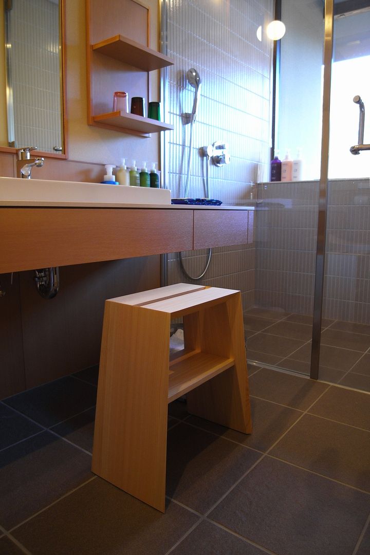 AISU STOOL ROIRO (ロイロ 株式会社) ミニマルスタイルの お風呂・バスルーム 木 木目調 椅子＆ソフャ