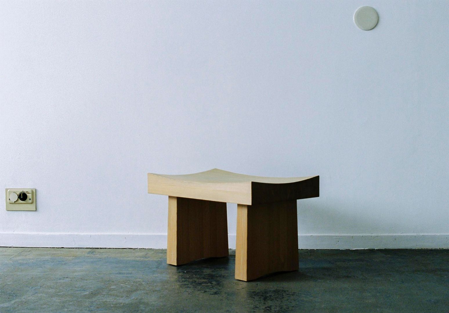 SEKIRYO STOOL, ROIRO (ロイロ 株式会社) ROIRO (ロイロ 株式会社) Minimalistyczny salon Drewno O efekcie drewna Stołki i taborety