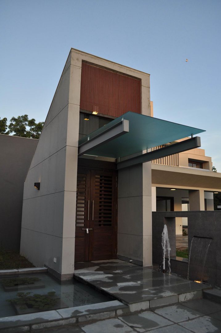 Weekend house, Vipul Patel Architects Vipul Patel Architects Modern houses Sky,Fixture,Shade,Composite material,Residential area,Wood,Facade,Real estate,Urban design,Window
