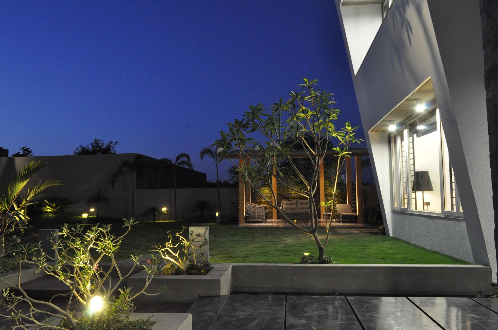 Mr. Ashwin's house, Vipul Patel Architects Vipul Patel Architects Balcones y terrazas modernos: Ideas, imágenes y decoración