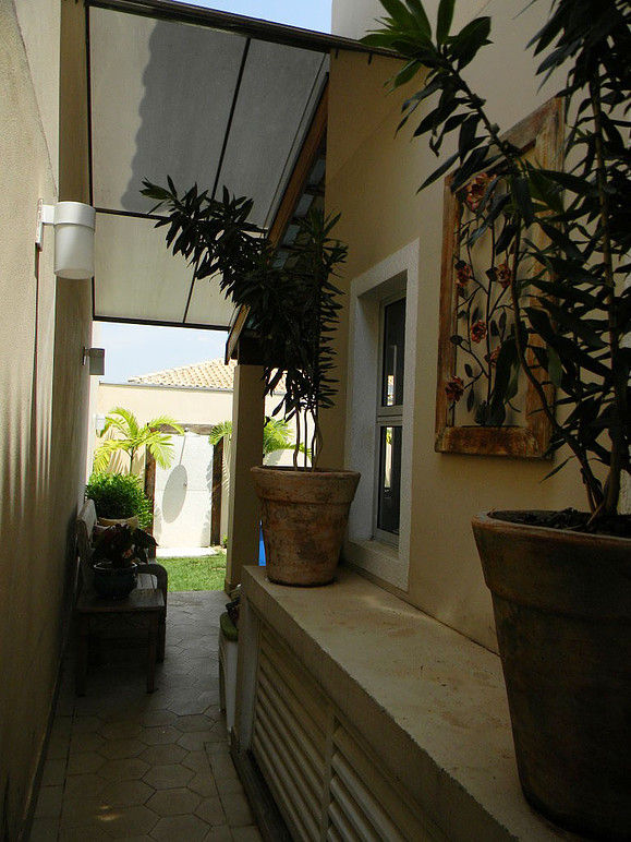 homify Tropical style corridor, hallway & stairs