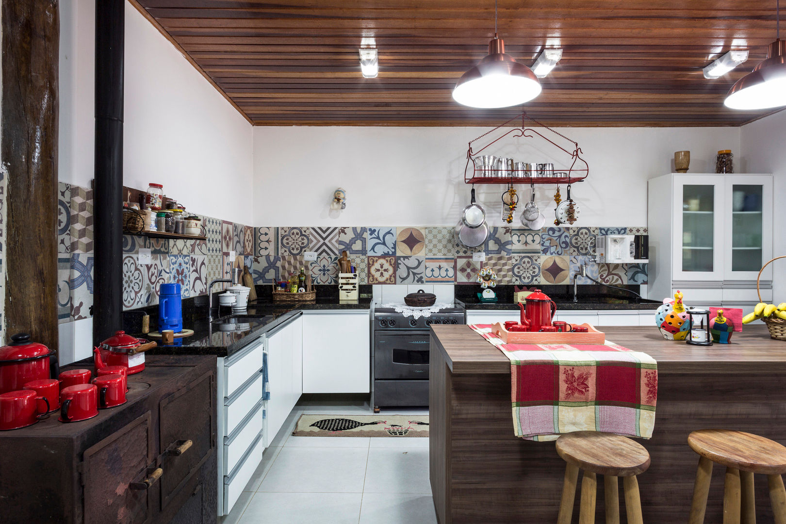 Casa de Campo - cozinha rústica Elisabeth Berlato Arquitetura Cozinhas campestres Azulejo Bancadas