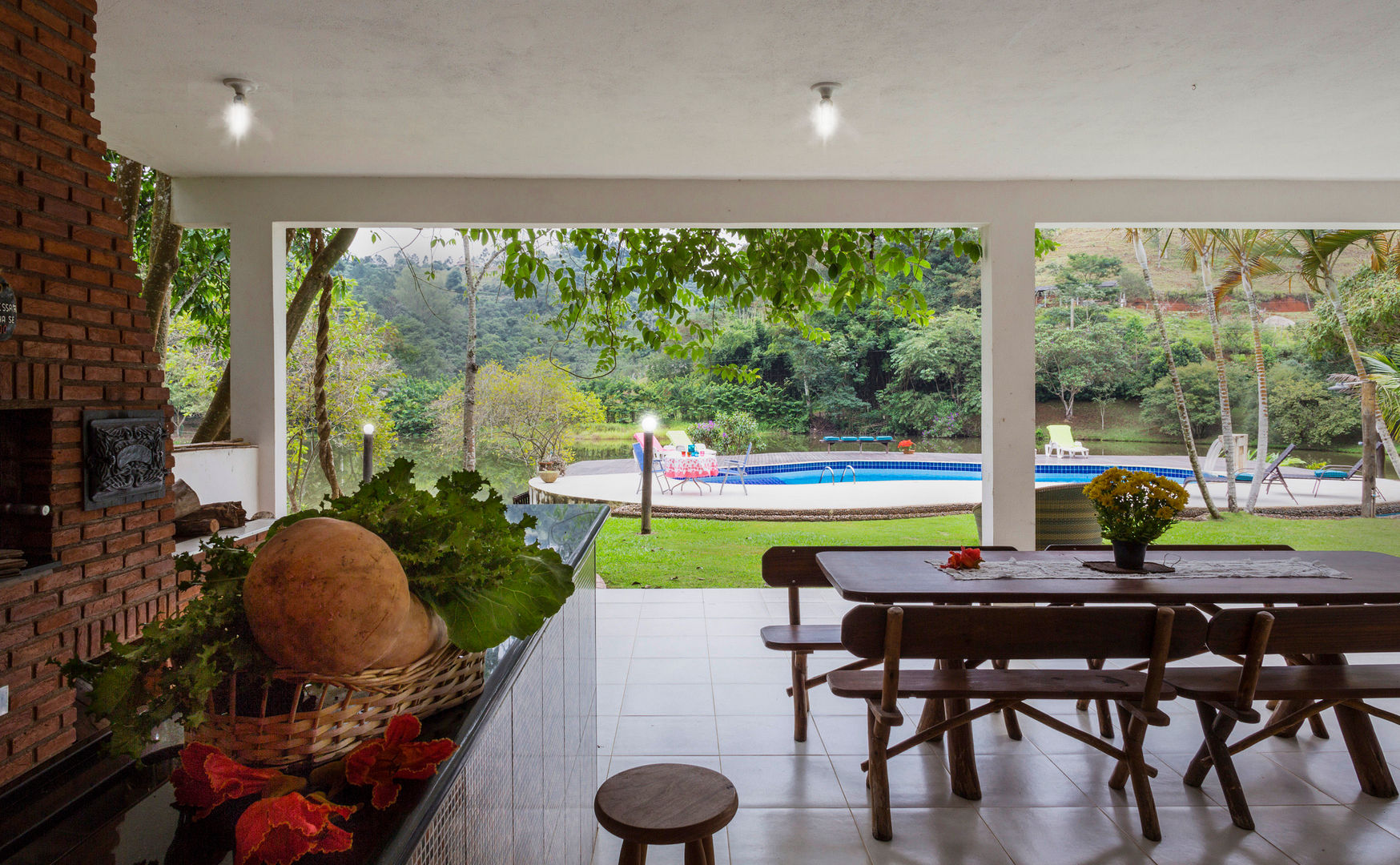 Casa de Campo -Espaço gastronômico e lazer, Elisabeth Berlato Arquitetura Elisabeth Berlato Arquitetura Kitchen Wood Wood effect Tables & chairs