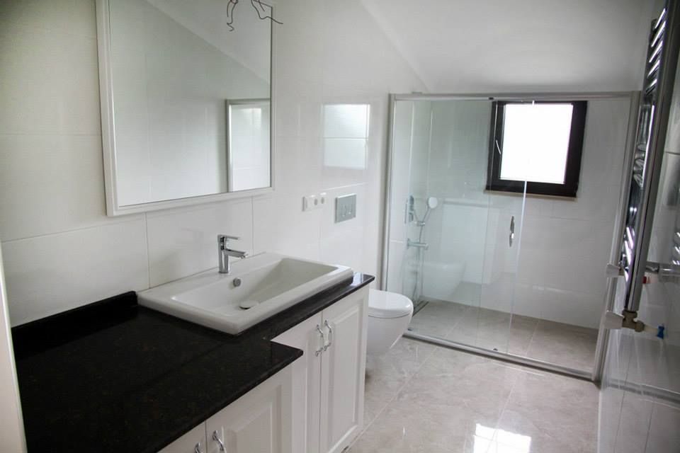 homify Modern bathroom