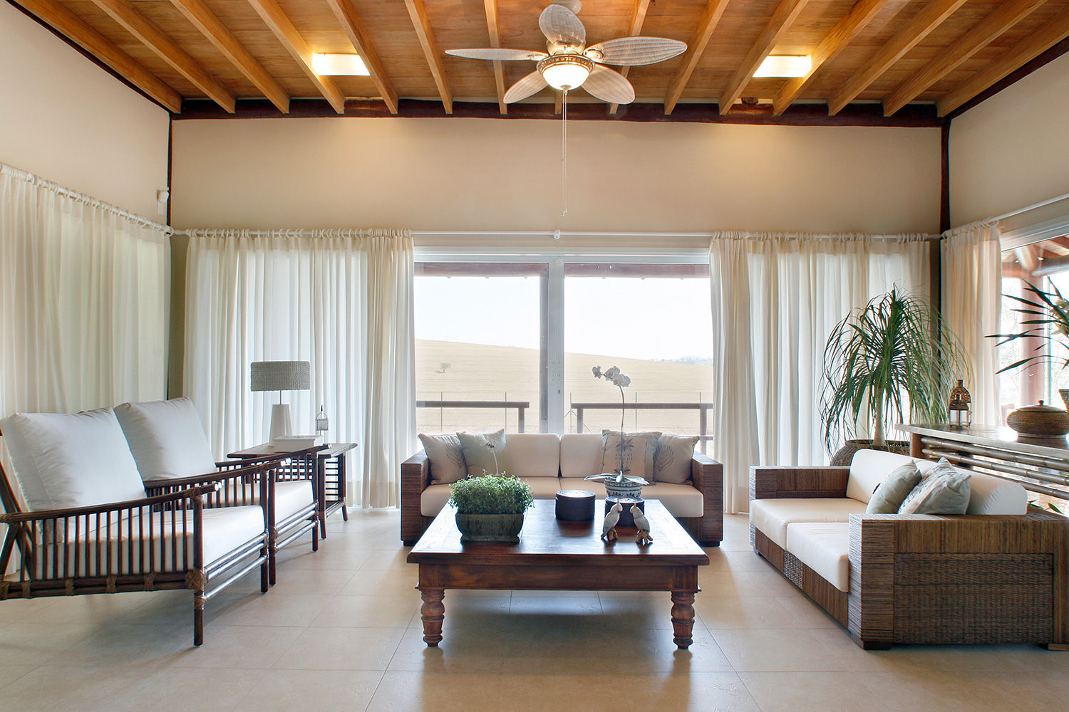 Casa Fazenda CC, Silvia Cabrino Arquitetura e Interiores Silvia Cabrino Arquitetura e Interiores Living room