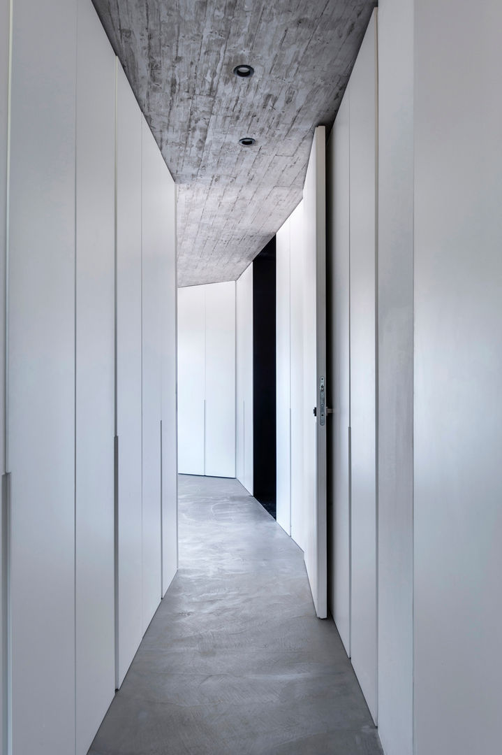 Duplex Penthouse in Tel Aviv, toledano + architects toledano + architects Closets minimalistas Betão