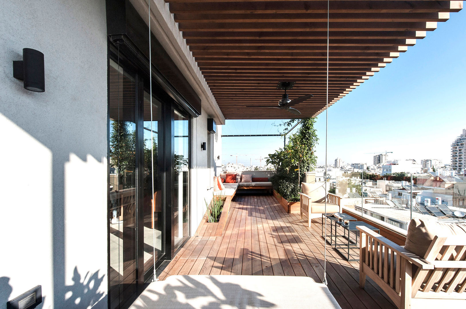 Duplex Penthouse in Tel Aviv, toledano + architects toledano + architects Balkon, Beranda & Teras Minimalis Kayu Wood effect